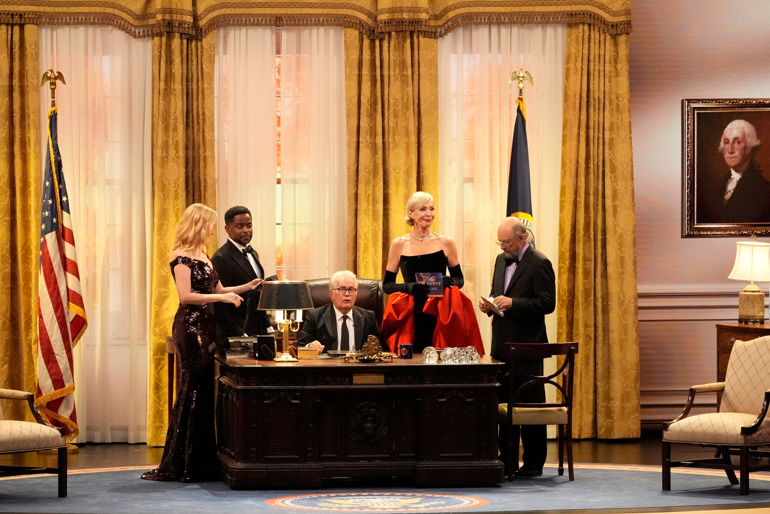 Janel Moloney, da esquerda para a direita, Dule Hill, Martin Sheen, Allison Janney e Richard Schiff apresentam um prêmio. 