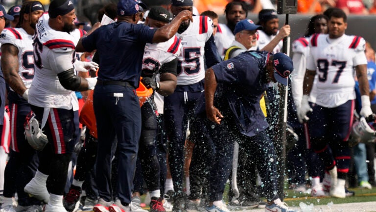 Robert Kraft gave Jerod Mayo the game ball after the Patriots’ victory