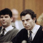 Lyle, left, and Erik Menendez sit with defense attorney Leslie Abramson, right, in Beverly Hills Municipal Court during a hearing, Nov. 26, 1990.
