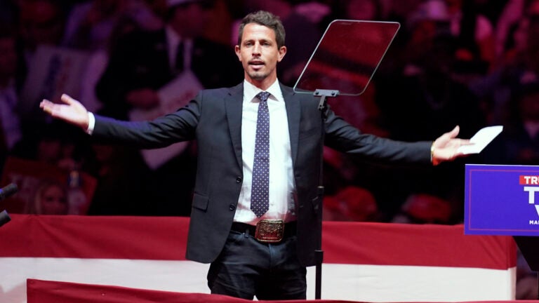 Qui est le comédien Tony Hinchcliffe, qui a insulté Porto Rico lors du rassemblement de Trump au Madison Square Garden ?