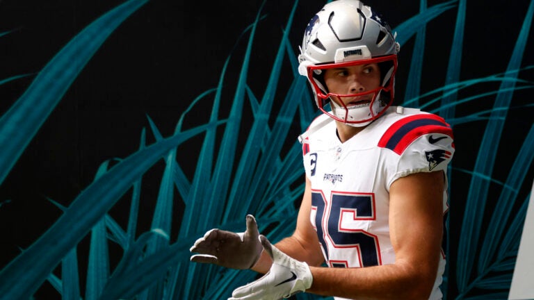 Hunter Henry defends Jerod Mayo when asked if he’s ‘right guy’ for Patriots coaching job  