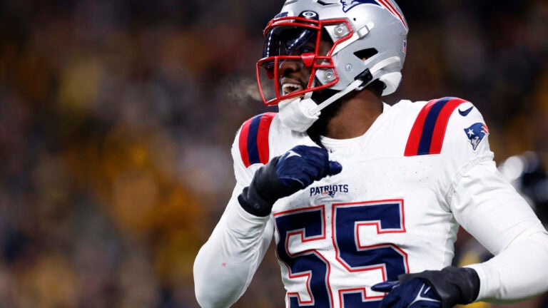 Josh Uche (55), linebacker des New England Patriots, célèbre un jeu défensif dans la seconde moitié du stade Acrisure. Les Patriots battent les Steelers 21-18.