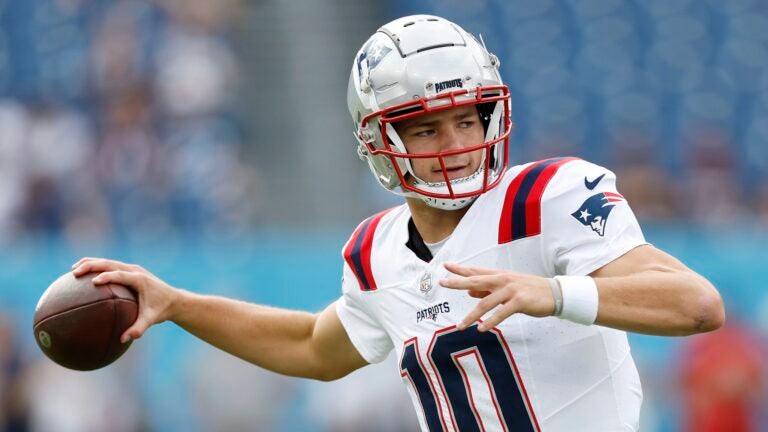 NASHVILLE, TENNESSEE - NOVEMBER 03: Drake Maye #10 of the New England Patriots warms up prior to a game against the Tennessee Titans at Nissan Stadium on November 03, 2024 in Nashville, Tennessee.