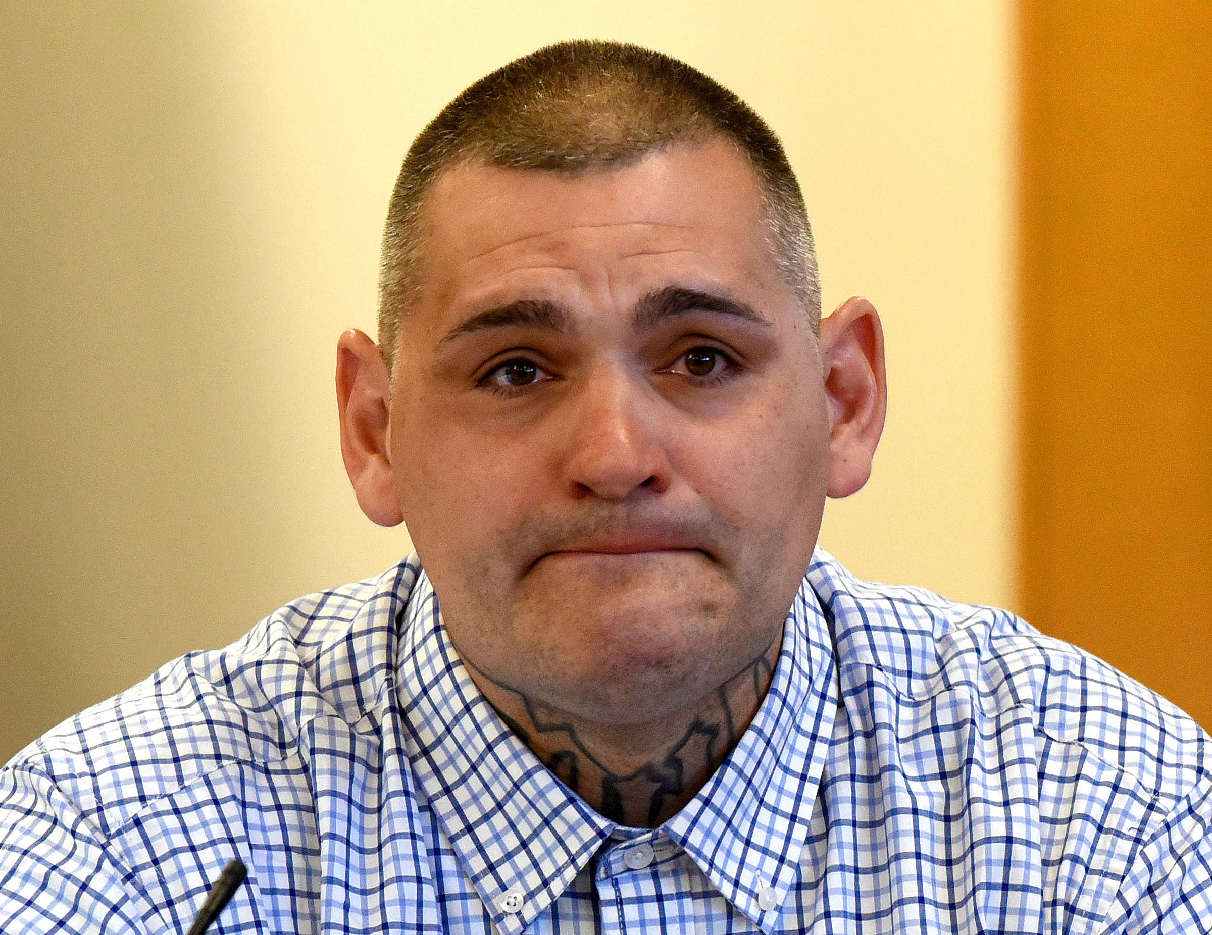 Michael Gilpatrick, ex-residente de um centro de detenção juvenil, luta contra as lágrimas.