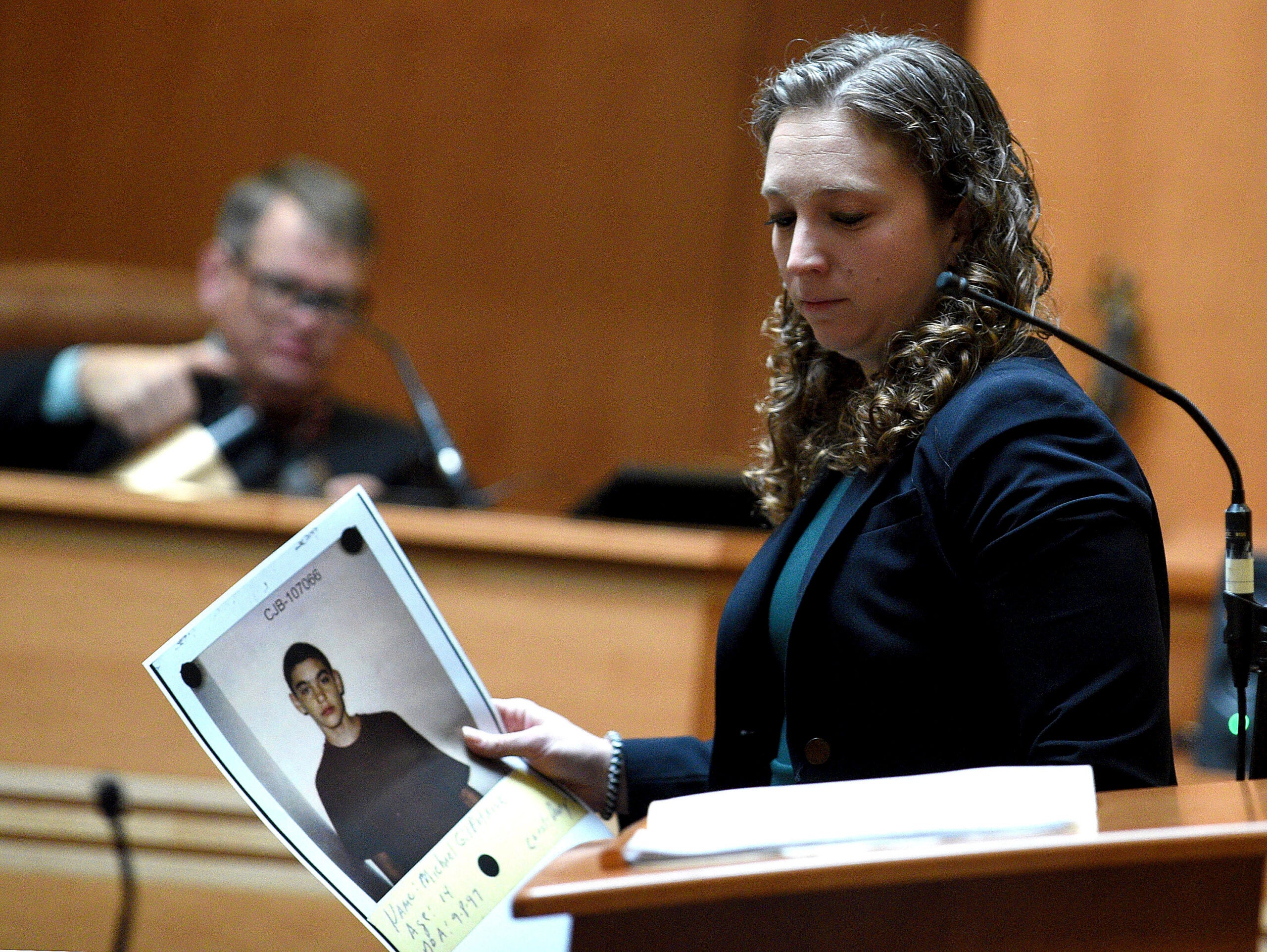A procuradora-geral assistente, Audriana Mekula, segura uma foto da suposta vítima Michael Gilpatrick quando ele tinha 14 anos.
