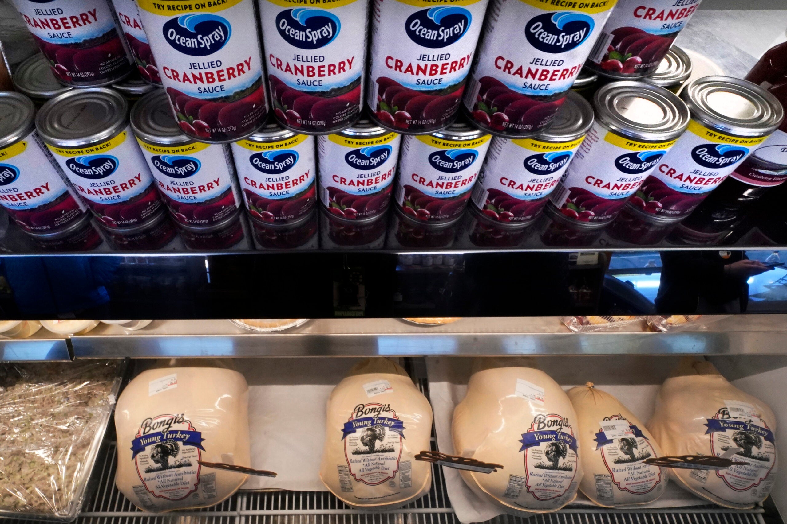 Latas de molho de cranberry alinham-se em uma vitrine de peru no Bongi's Turkey Roost.
