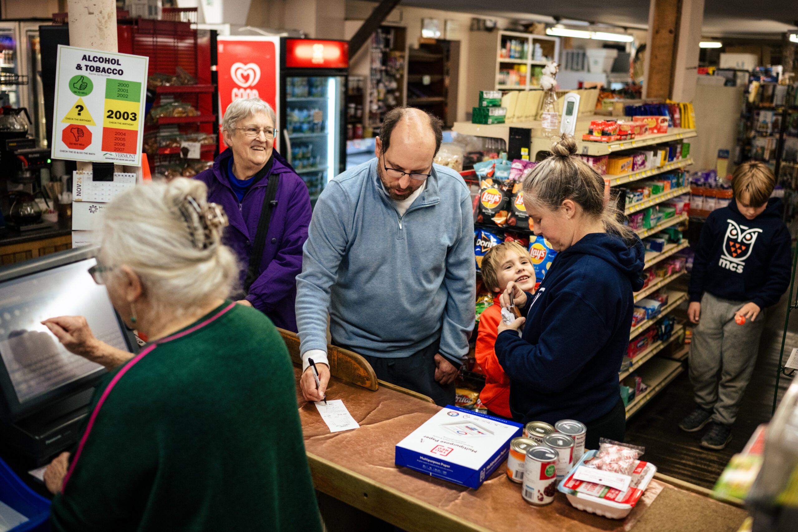 Compradores na loja geral de Coburns. 