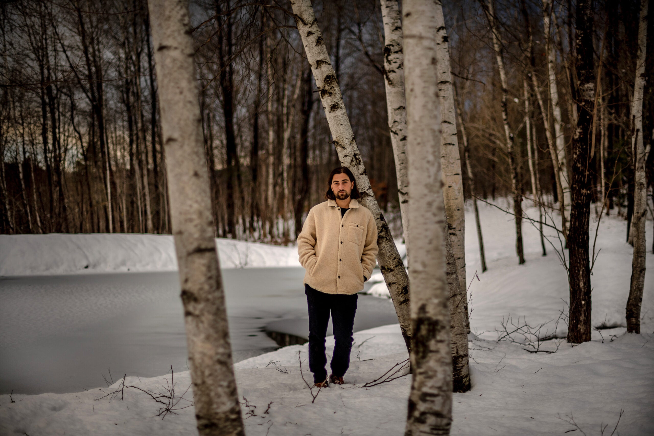 O músico folk-pop Noah Kahan nos fundos da casa de sua mãe em Strafford, Vermont.