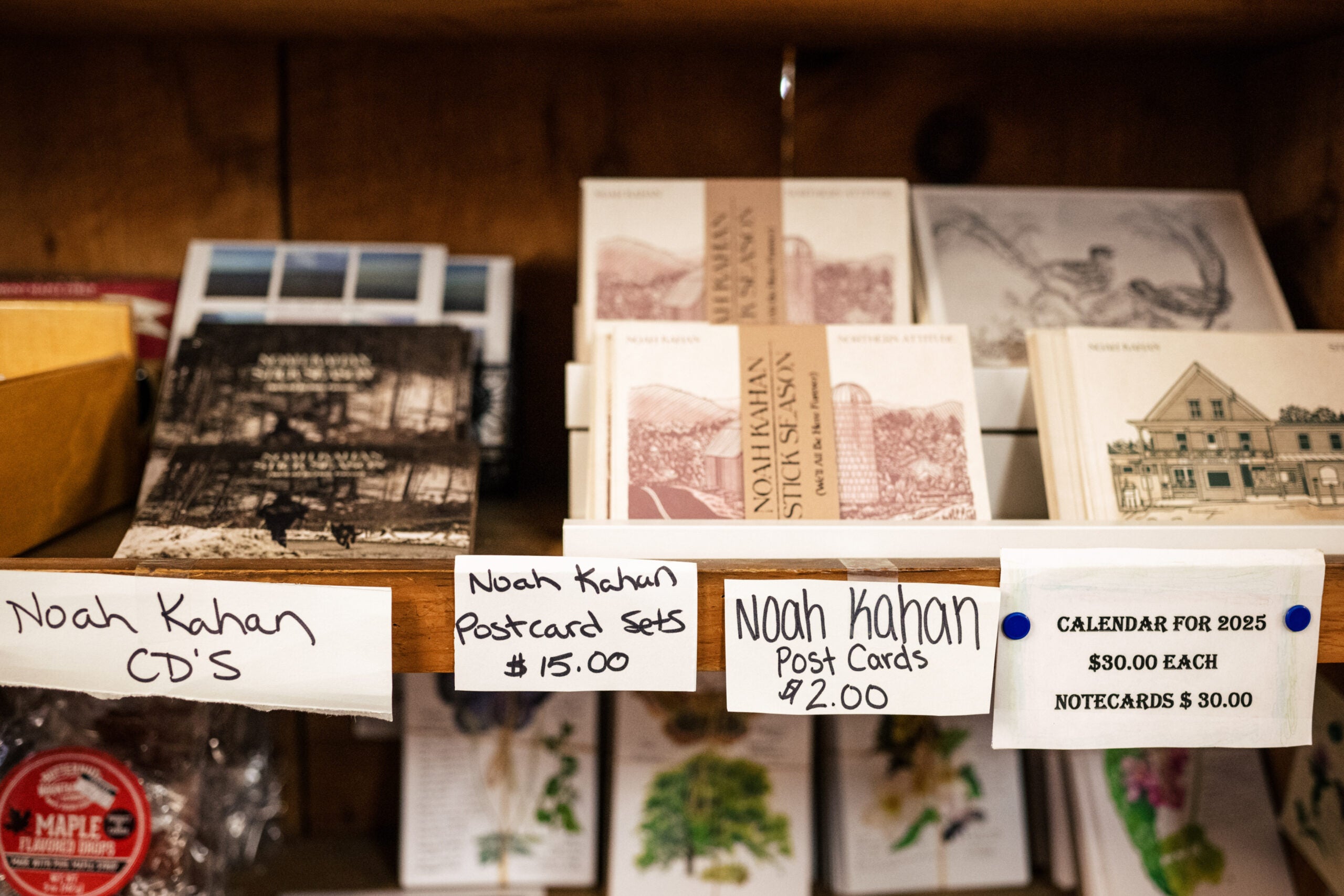 Cartões postais e CDs de Noah Kahan à venda na Coburns' General Store.