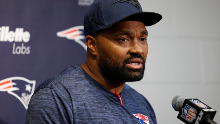 Patriots players continue defending embattled coach Jerod Mayo amid struggles