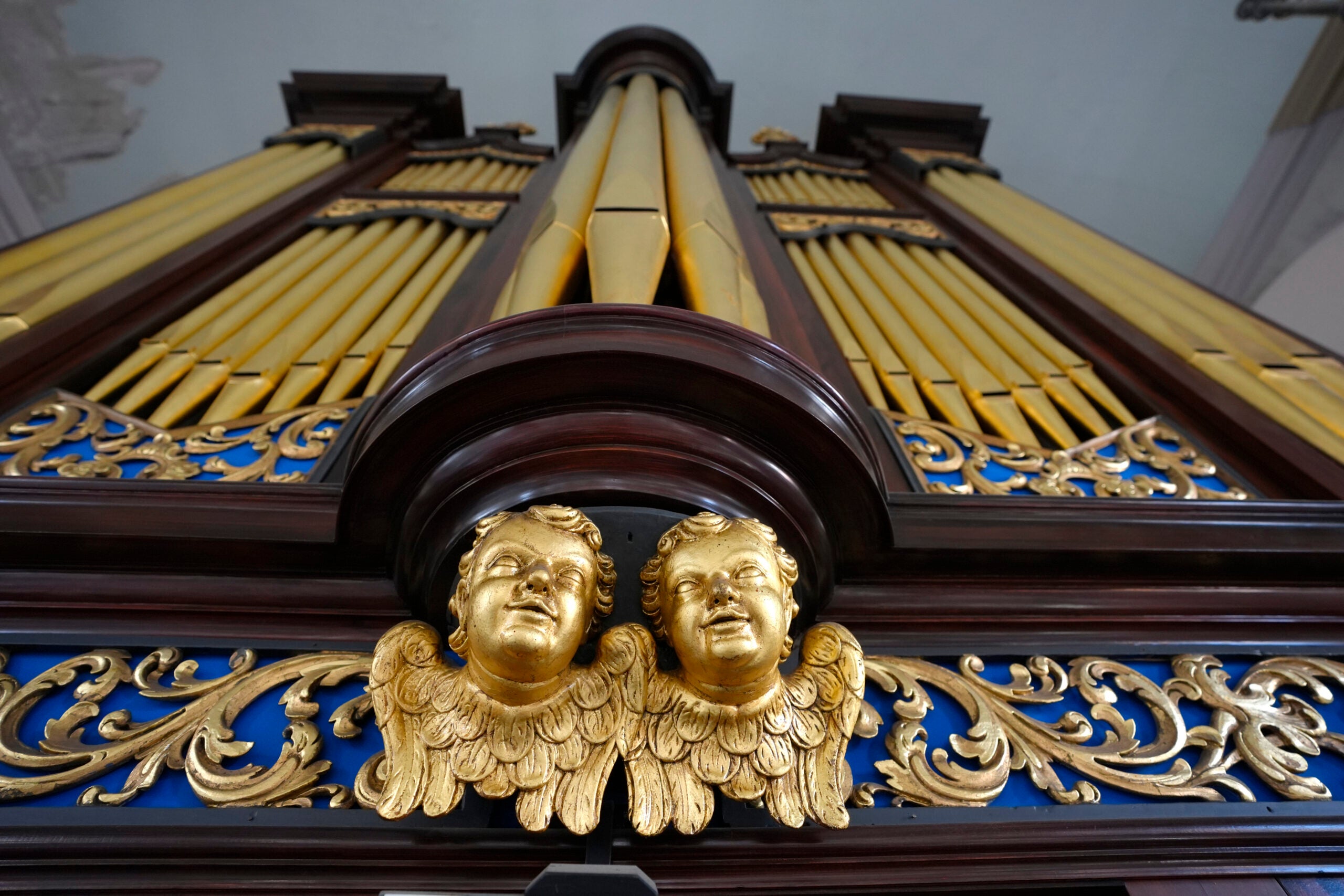 An 18th century organ reaches toward the ceiling.