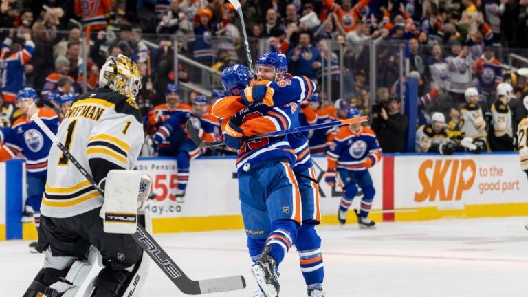 Connor McDavid's late goal helps lift Oilers to 3-2 OT win over Bruins