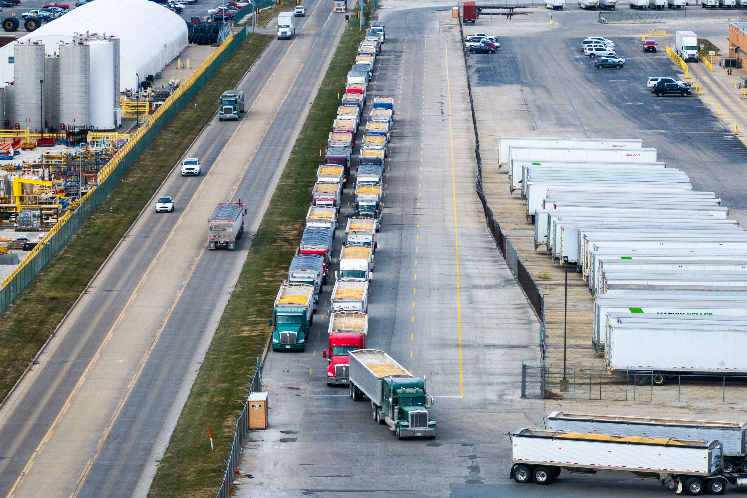 Caminhões entregam milho em uma instalação da ADM em Decatur II.