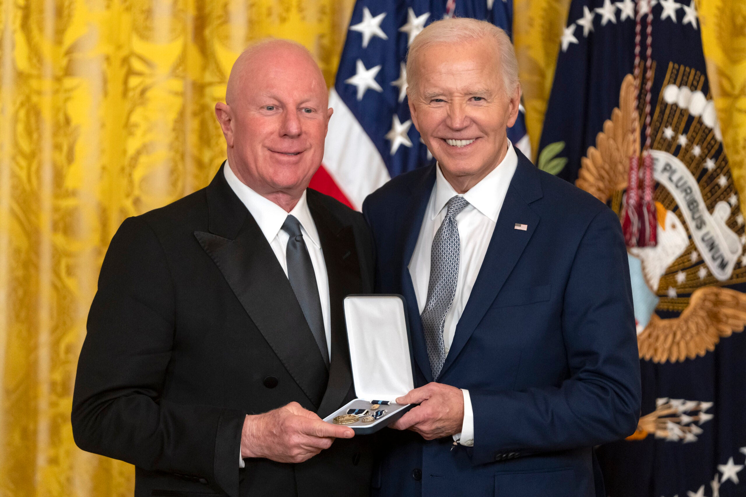 O presidente Joe Biden concede a Medalha Presidencial de Cidadão a Bobby Sager. 