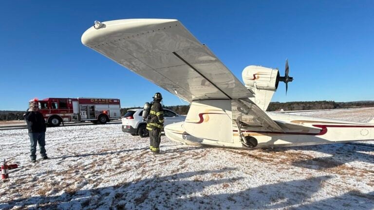 An airplane made an emergency landing at Orange Airport after experiencing landing gear problems.