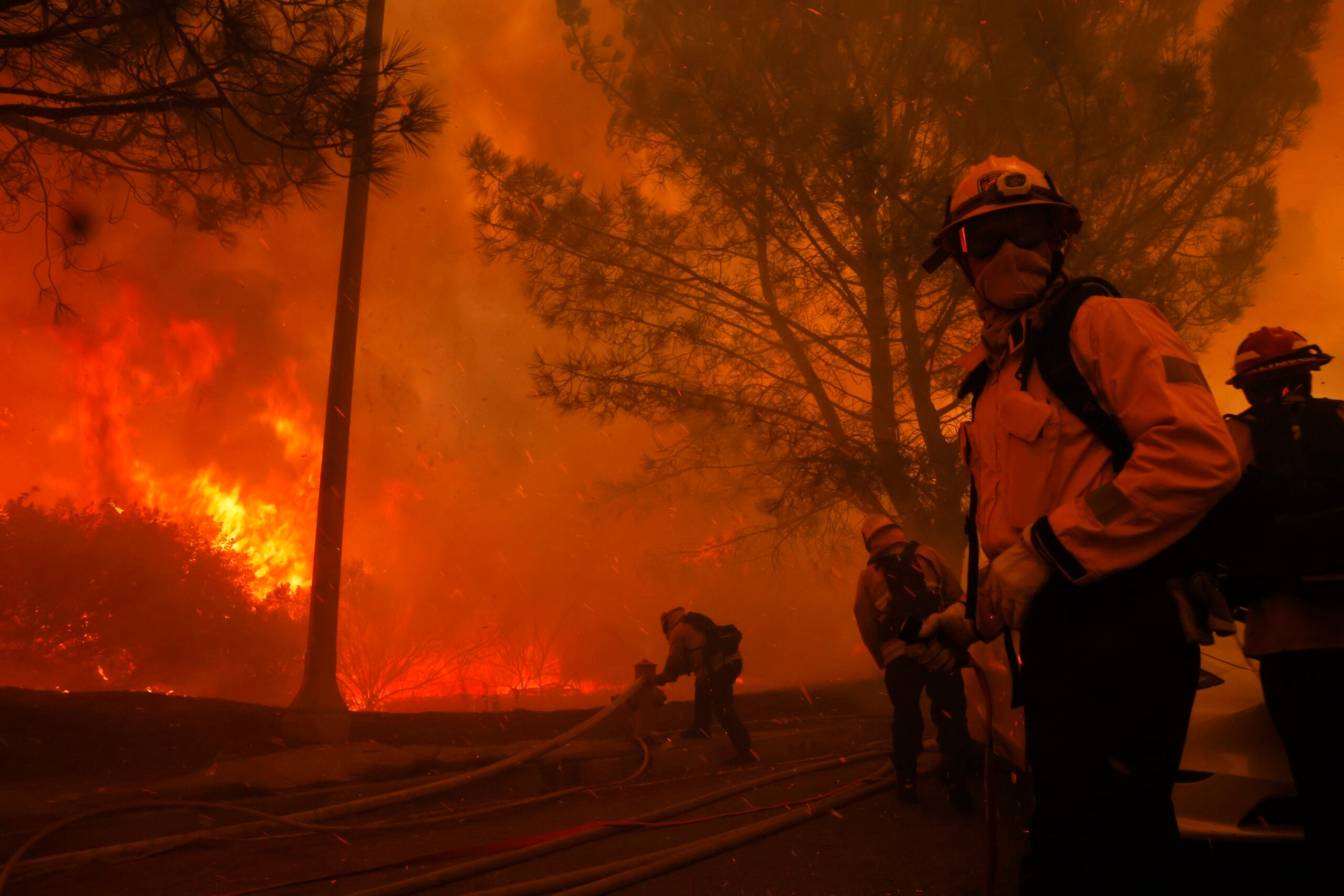 Os bombeiros lutam contra o avanço do Palisades Fire no bairro Pacific Palisades de Los Angeles, terça-feira, 7 de janeiro de 2025.