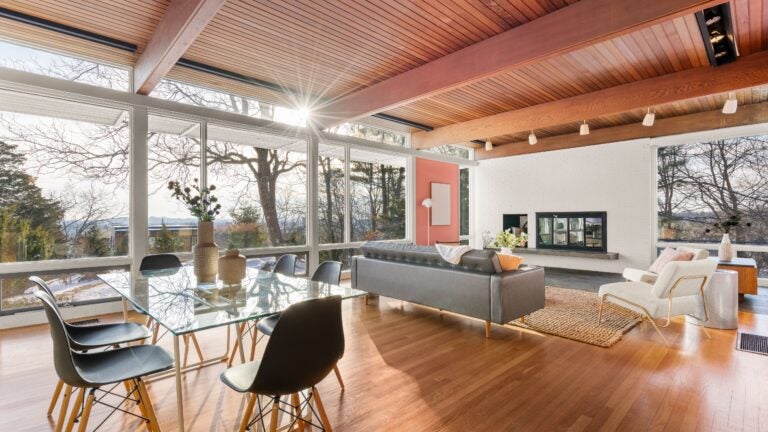 💓 plants? This mid-century modern beauty has a bedroom greenhouse. - Mid Century Modern Penthouse Ecofriendly Living
