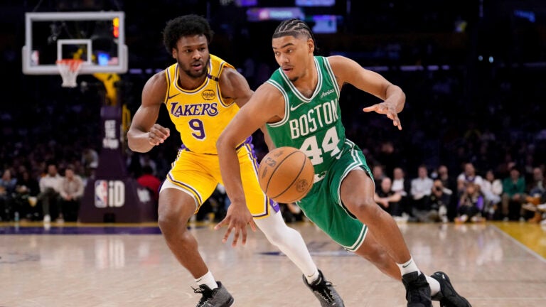 Bostonseltix Guard, Jadens Pringer, Right, Los Angeles Rake's Guard Broni James will drive on Thursday, January 23, 2025 in the second half of the NBA basketball match in Los Angeles.