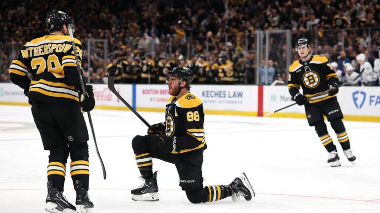 David Pastrnak continues 17-game point streak, leads Bruins past Penguins 3-2