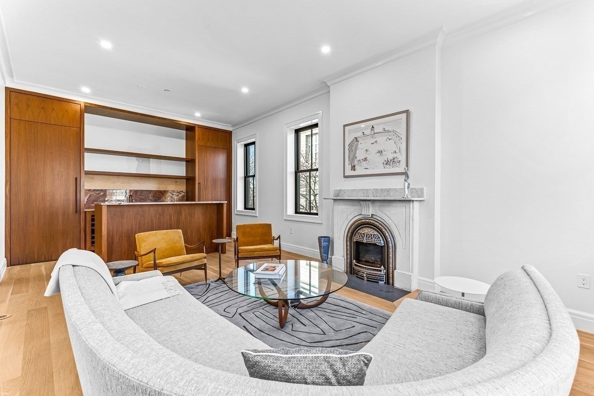 31 Monument Square family room wet bar Charlestown