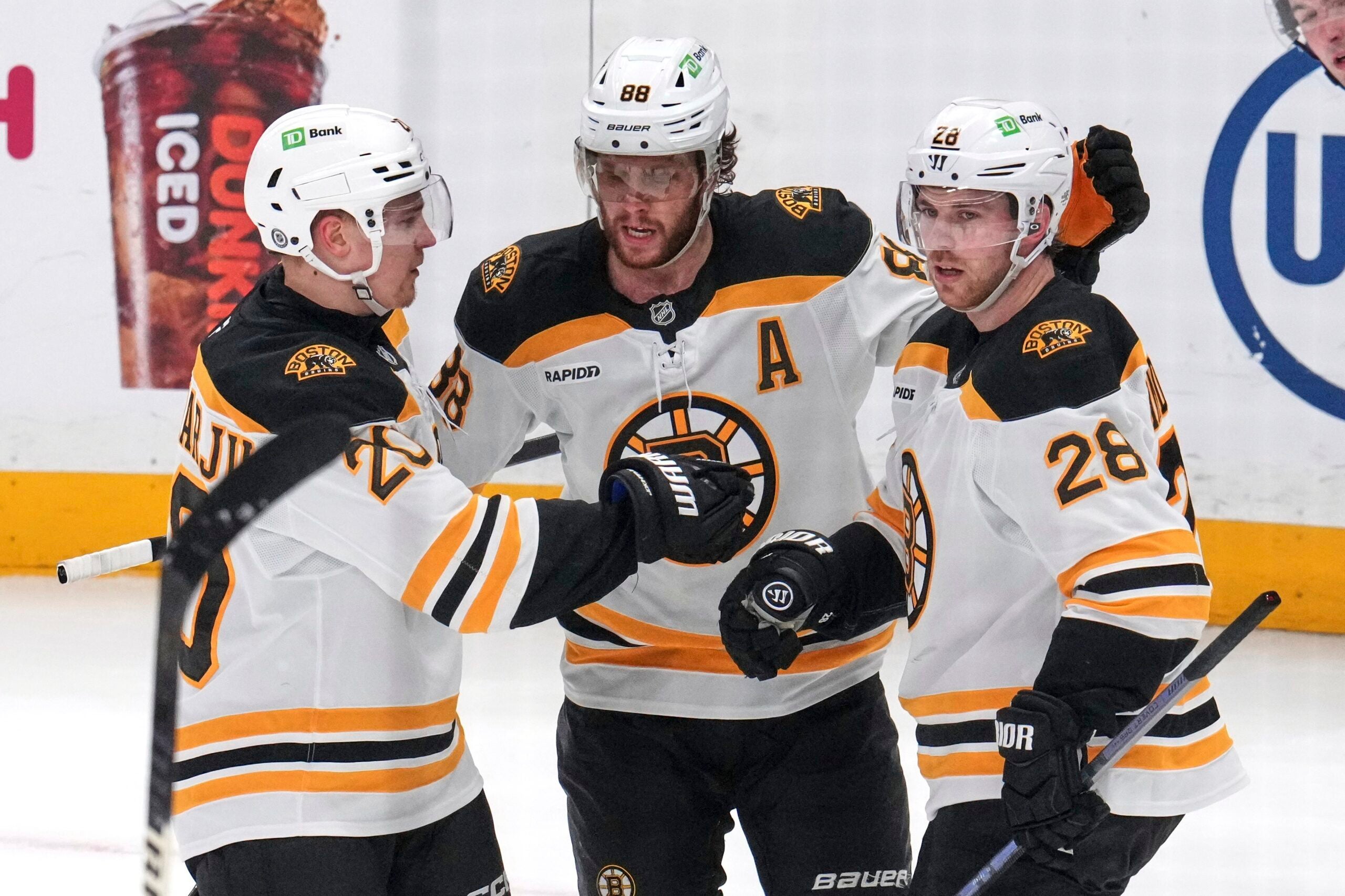 Lindholm and Korpisalo lead Bruins to 4-1 victory over Penguins