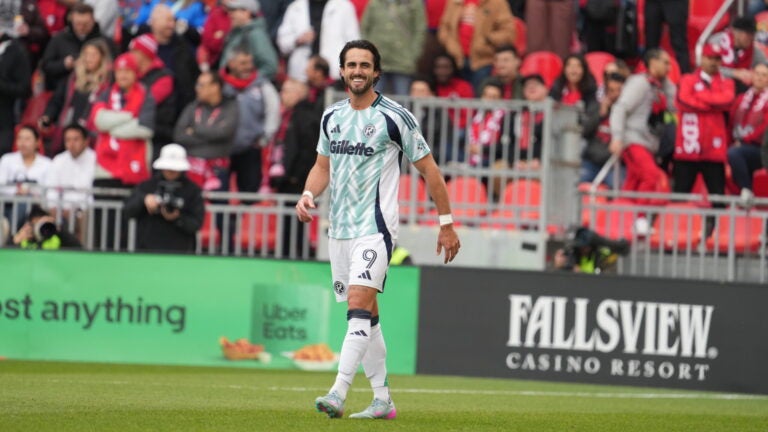 4 토론토 FC에 대한 혁명 2-0의 승리로 인한 결론