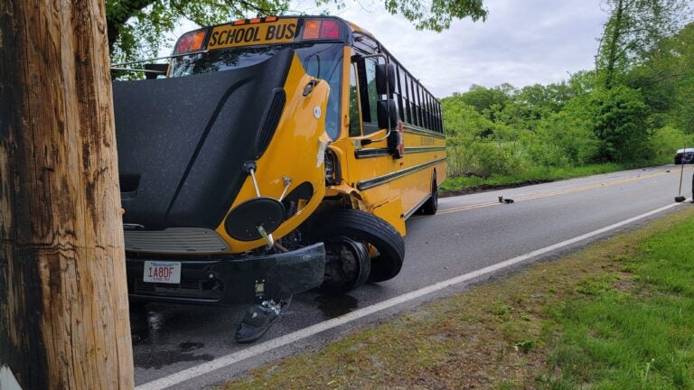 Massachusetts acusado después de conducir al autobús escolar en un teléfono celular
