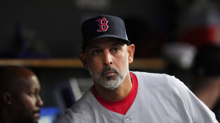 Alex Cora responde a las críticas al partido de los Medias Rojas de la hija desaparecida