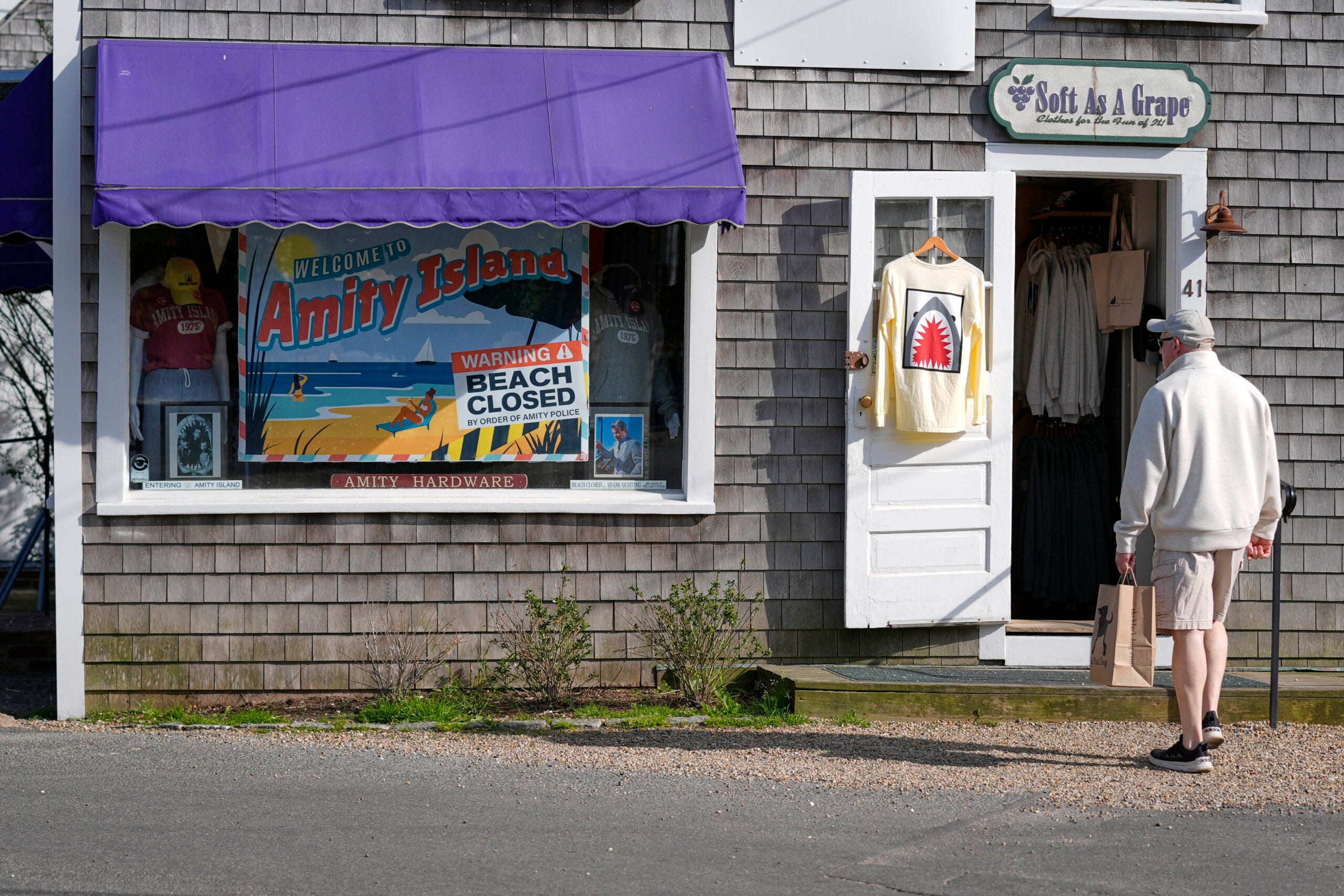A visitor arrives at a shop selling Jaws-related souvenirs. 