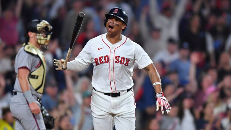 Los jonrones de Rafael Devers están en el número 9, superando a los Red Sox 7-6