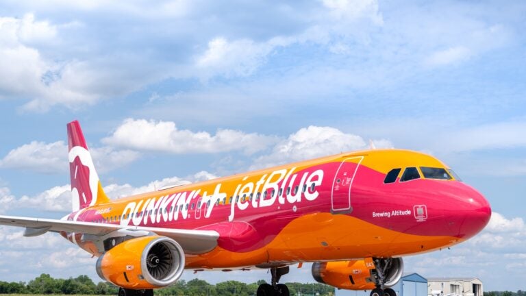 Esto es de lo que se trata el nuevo JetBlue Dunkin’Plane de naranja y rosa
