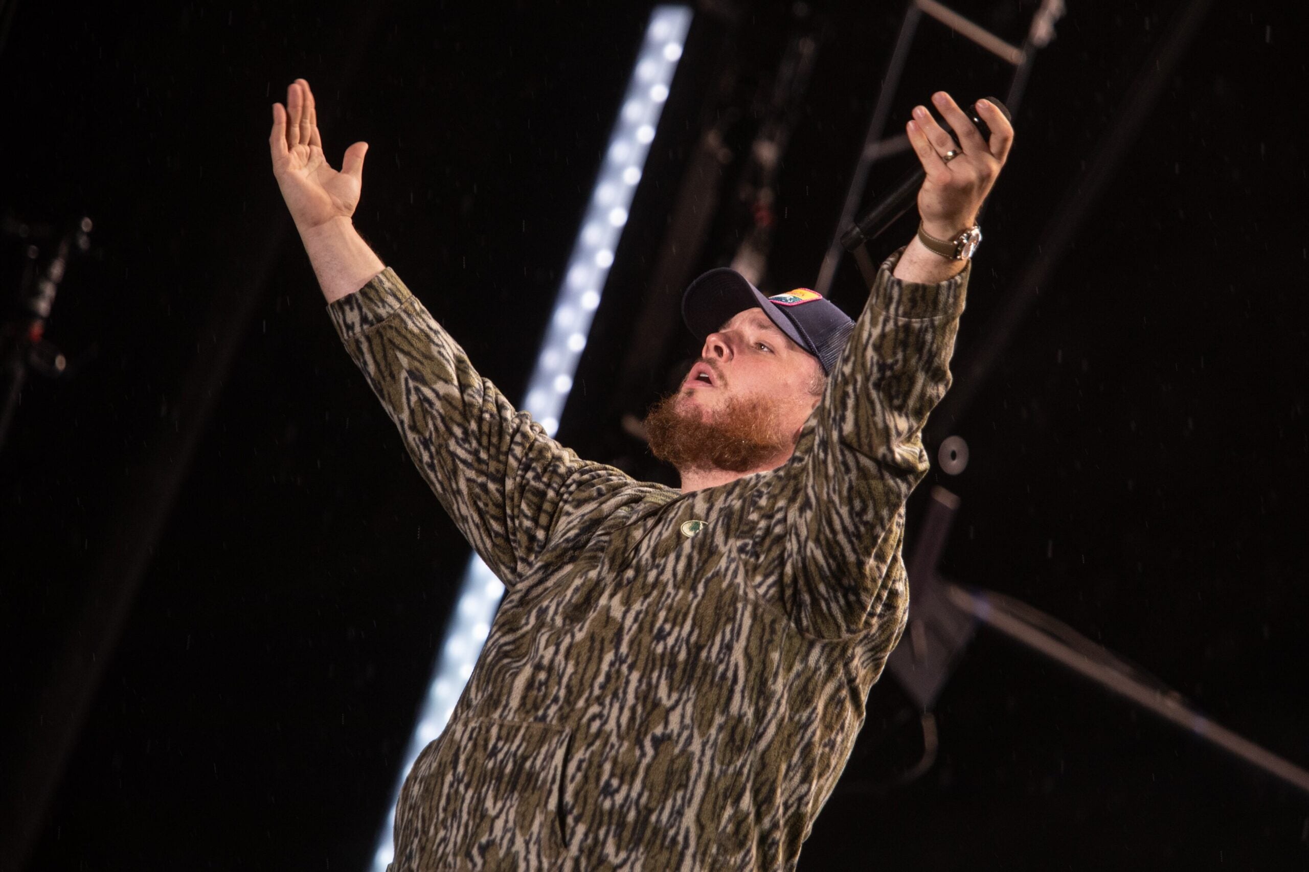 Luke Combs está llamando a Boston.