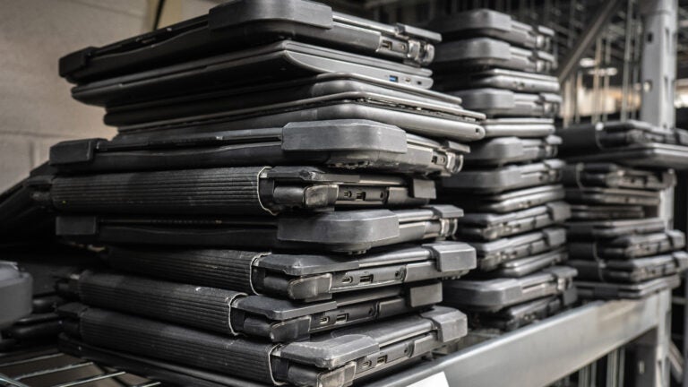 Los funcionarios de bomberos de Massachusetts advierten la computadora portátil de la escuela peligrosa Tiktok “desafío”