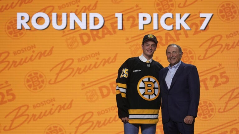 Jamesas Hagensas kairėje stovi su NHL komisaru Gary Betmanu po to, kai Bostono Bruins'as buvo parengtas per NHL ledo ritulio projektą 2025 m. Birželio 27 d., Penktadienį, Los Andžele.