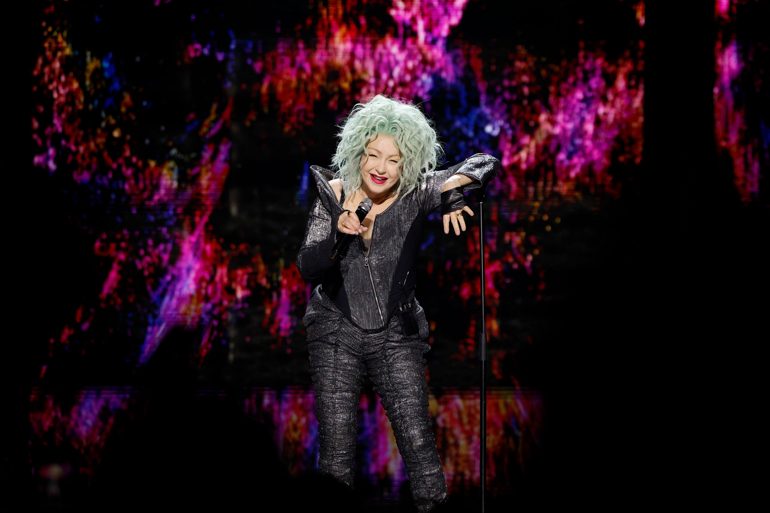 イ*ン様 Cyndi Lauper 35th Anniversary Tour Cyndi Lauper let her true colors shine as she bopped time