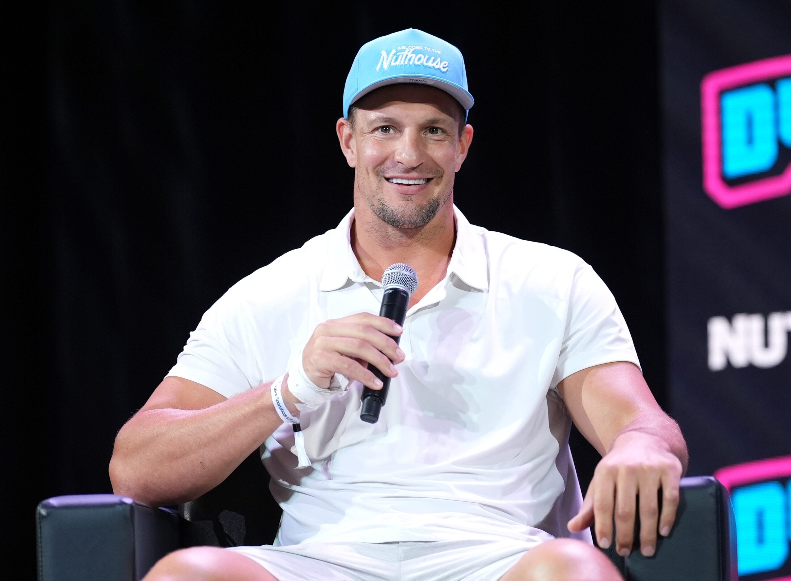 Gronkowski teases signing a 1-day contract to retire with Patriots