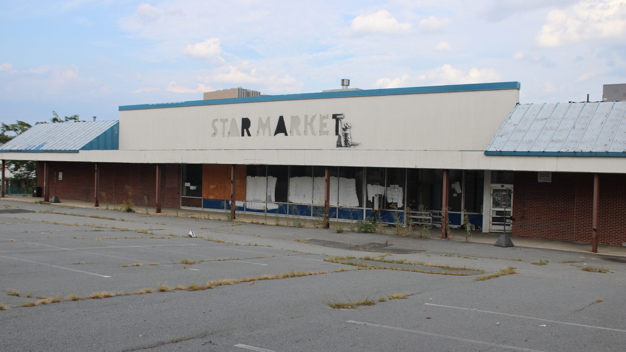 boston.com - Beth Treffeisen - After nearly 20 years, Somerville's abandoned Star Market finally comes down