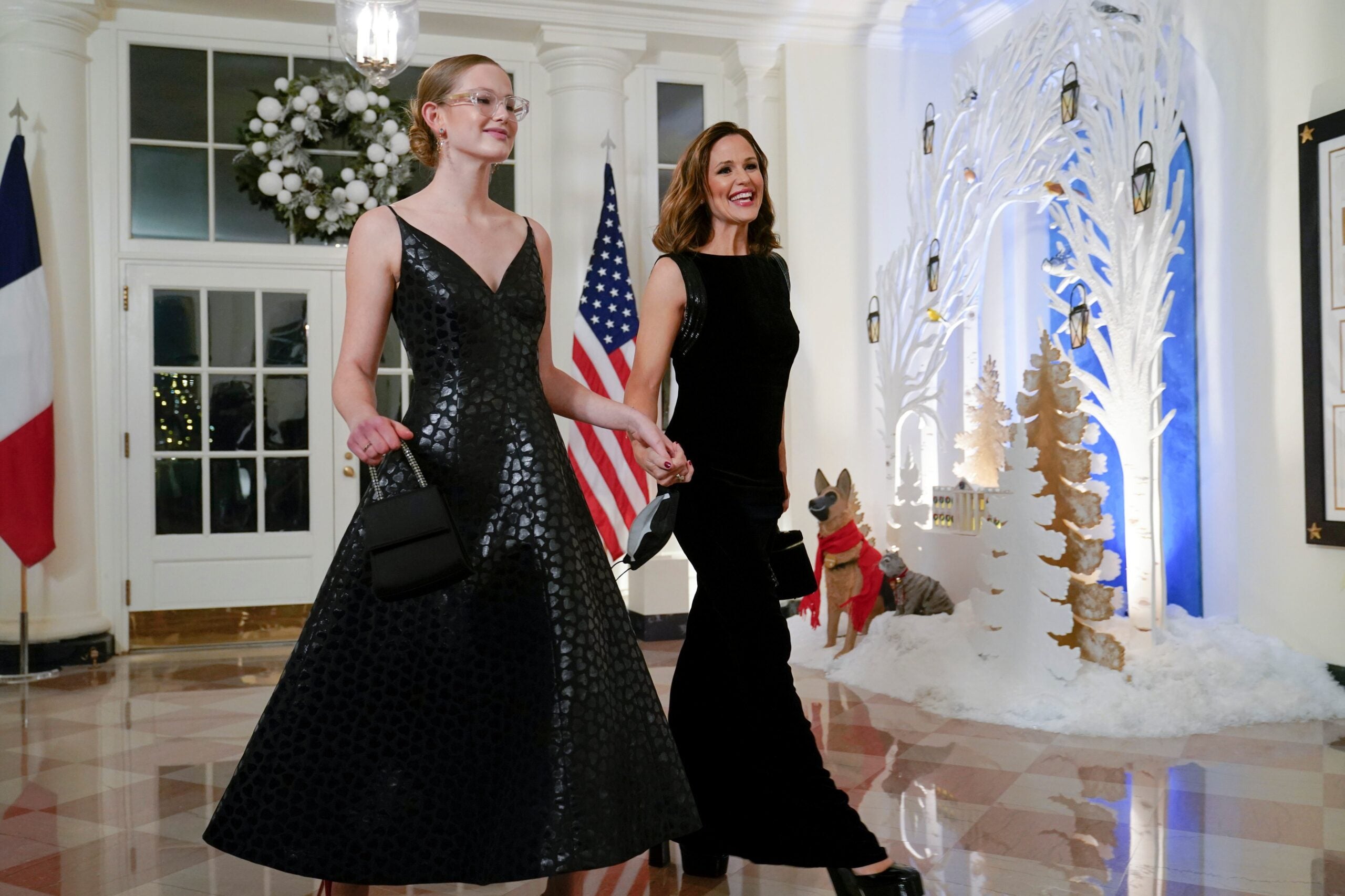 Actress Jennifer Garner arrives with her daughter Violet Affleck for the State Dinner with President Joe Biden and French President Emmanuel Macron at the White House in Washington, Thursday, Dec. 1, 2022. 