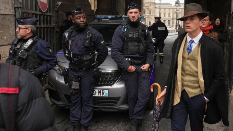 Mistério no Louvre: O Homem Misterioso com Fedora Desvenda um Roubo?
