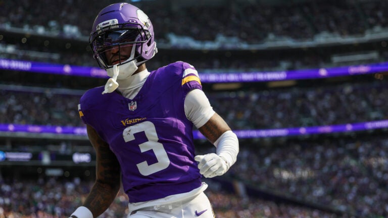 NFL insider lists several ‘long-term’ targets for Patriots at trade deadline