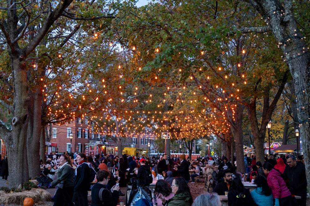 Вечерние огни Salem Common, Салем, Массачусетс, Хэллоуин 2025