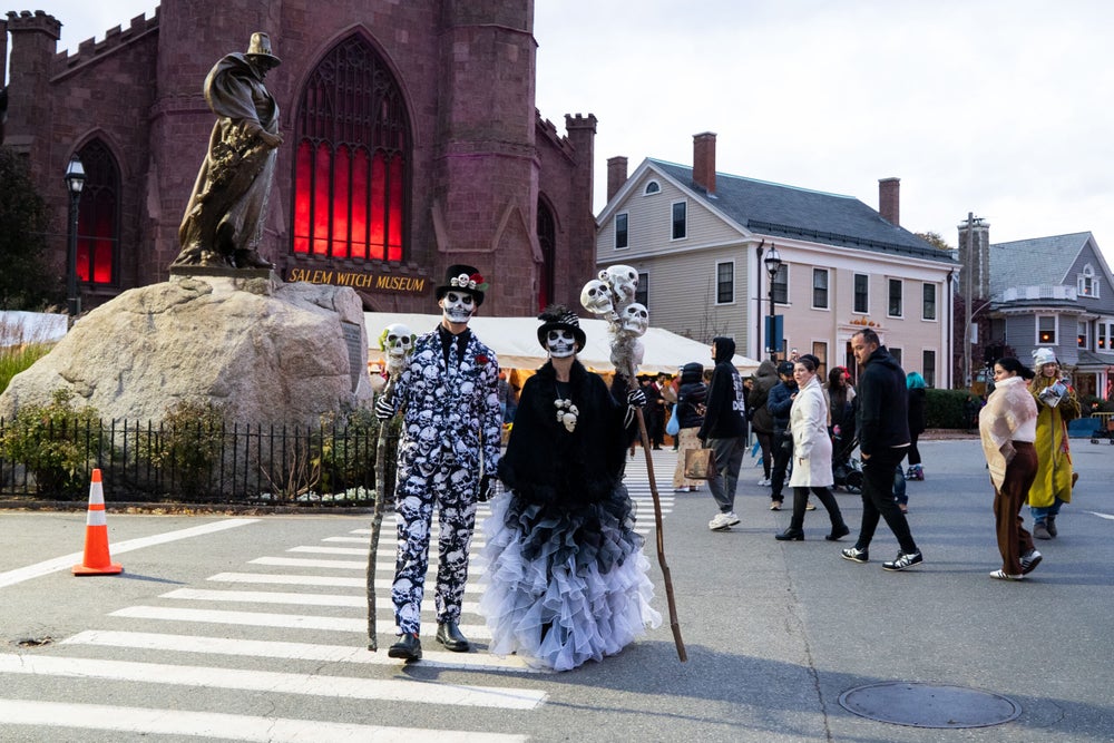 Мрачные образы у Witch Museum, Салем, Массачусетс, Хэллоуин 2025