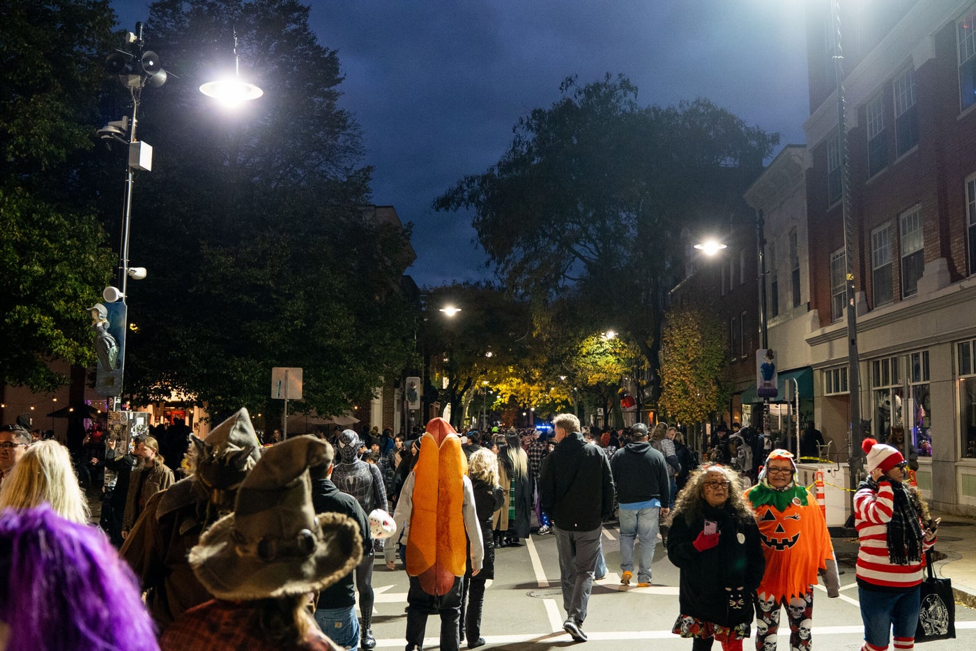 Essex Street в ночь Хэллоуина, Салем, Массачусетс, Хэллоуин 2025