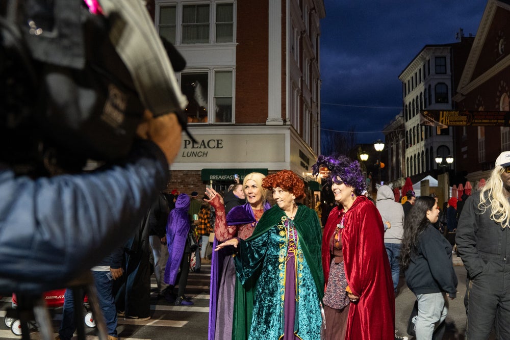 Сёстры Сандерсон на Essex Street, Салем, Массачусетс, Хэллоуин 2025