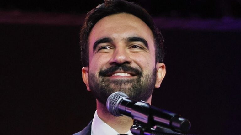 मेन के एक छोटे से संभ्रांत कॉलेज ने ज़ोहरान ममदानी के विश्व दृष्टिकोण को कैसे प्रभावित किया मेन के एक छोटे से संभ्रांत कॉलेज ने ज़ोहरान ममदानी के विश्व दृष्टिकोण को कैसे प्रभावित किया