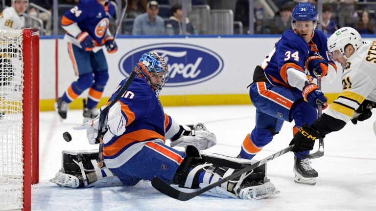 Jeremy Swayman stellar in net, Alex Steeves scores twice in Bruins' victory over Islanders