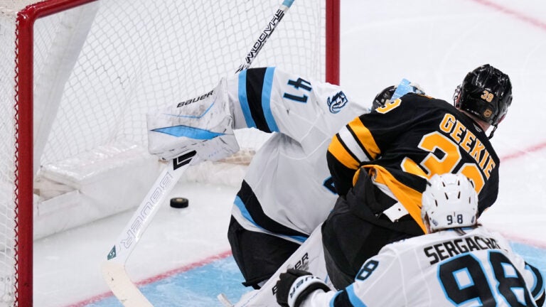 Geekie scores twice and Bruins open 5-game homestand with 4-1 victory over Mammoth