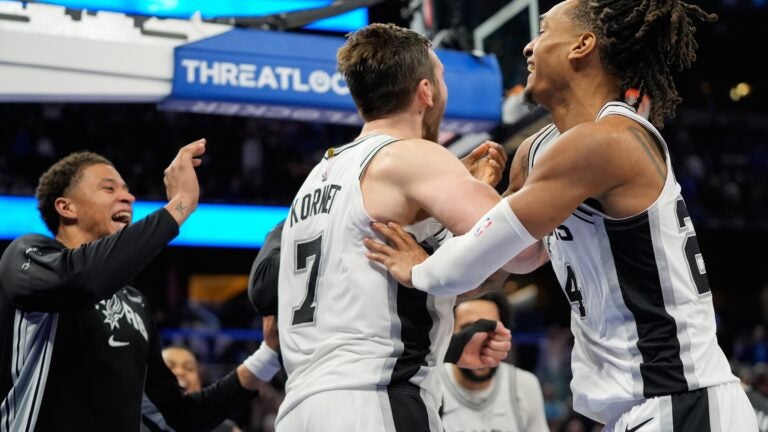 Ex-Celtics center Luke Kornet makes game-saving block during Spurs-Magic