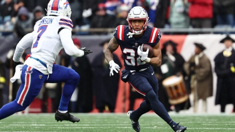 Patriots RB TreVeyon Henderson among 6 finalists for NFL’s fan-voted Rookie of the Year award插图
