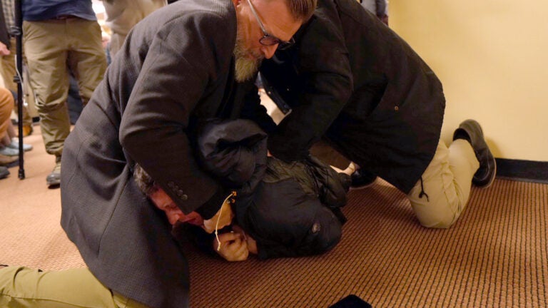 Man sprays unknown substance on Rep. Ilhan Omar and is tackled at Minneapolis town hall插图 Man sprays unknown substance on Rep. Ilhan Omar and is tackled at Minneapolis town hall插图